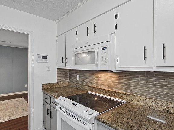 5th image of 262 Cheryl St
