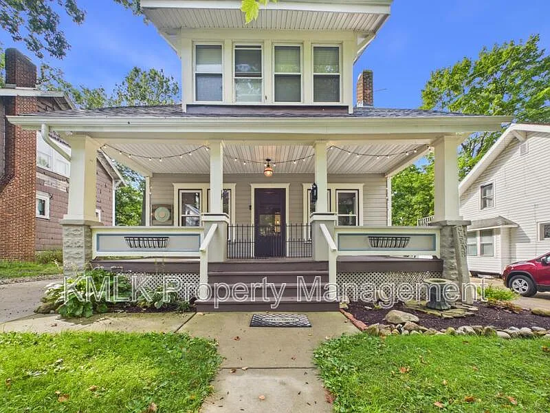 3 bed, 2.0 bath, 1332 sqft, $1,900 — Photo 3