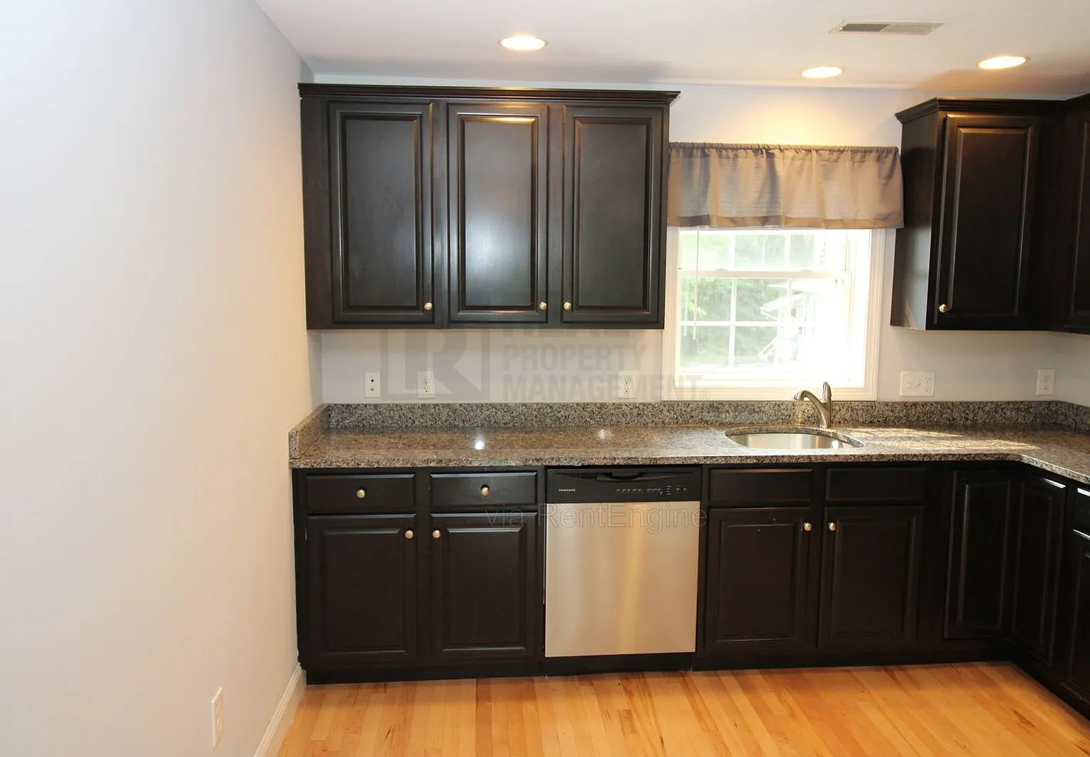 2 bed, 1.0 bath, 1100 sqft, $2,395 — Photo 3