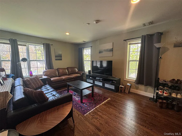 907 Main St — Photo 11