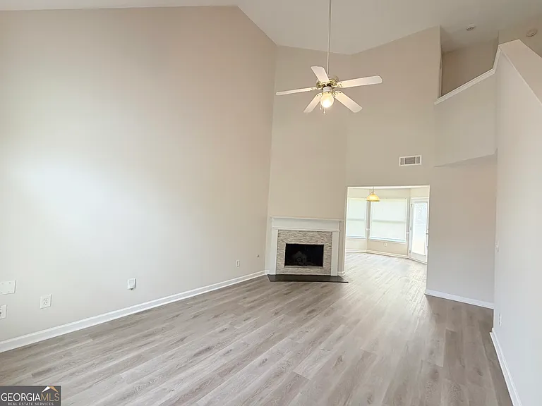 1007 Rolling Meadows Rd — Photo 3