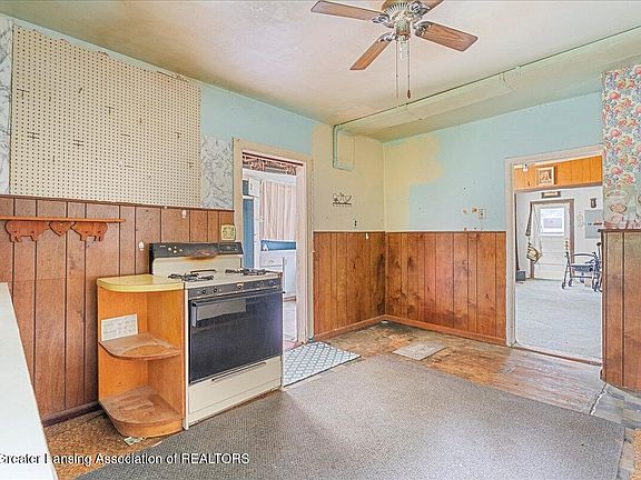6th image of 1605 Hillcrest St