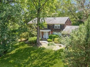 9 Wren Dr, East Hills, NY 11576