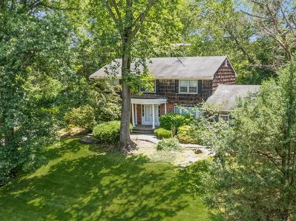 9 Wren Drive, East Hills, NY 11576