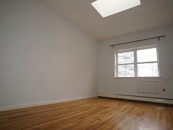 5th image of 385 Graham Ave APT 04R