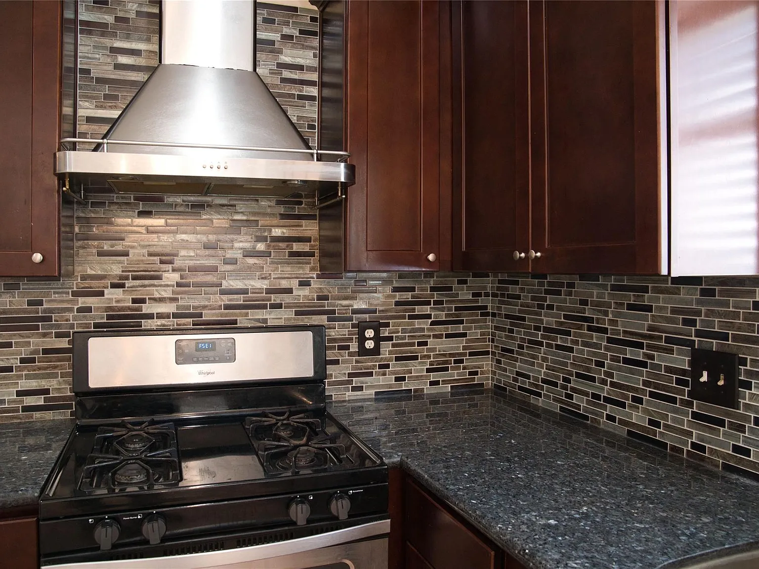 4 bed, 2.5 bath, 2665 sqft, $2,600 — Photo 2
