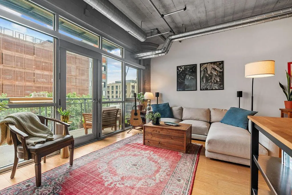 2 bed, 1.0 bath, 833 sqft, $2,300 — Photo 4