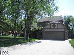 3310 Thunderbird Dr, Hutchinson, KS 67502