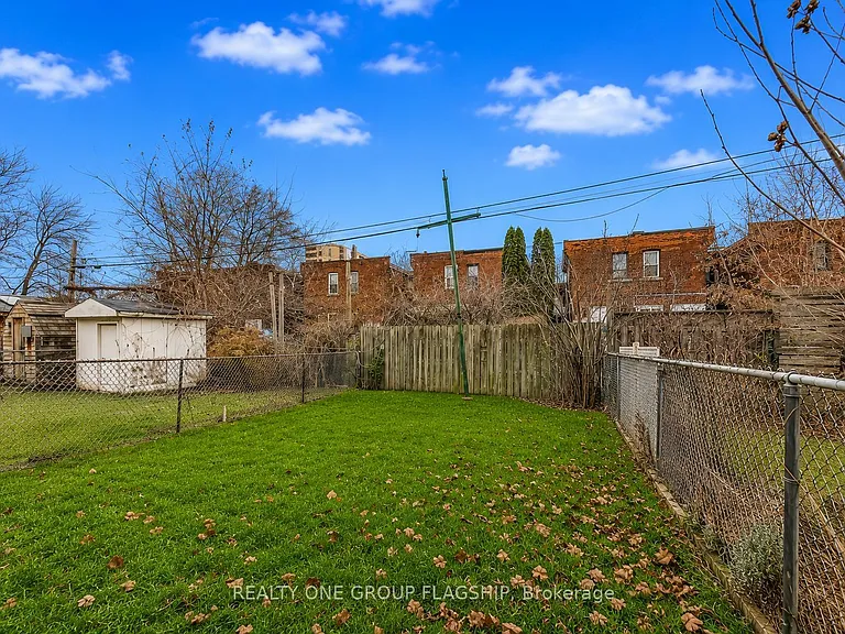 16 Huntley St — Photo 37