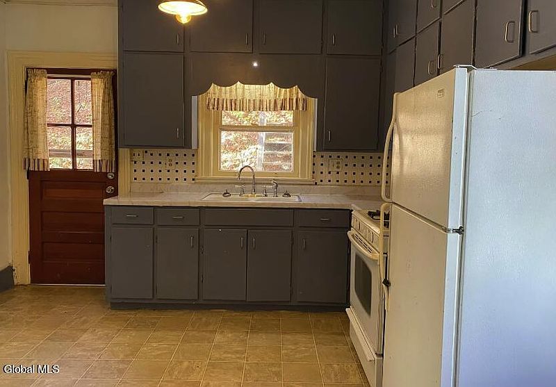 3rd image of 6 Webster Street