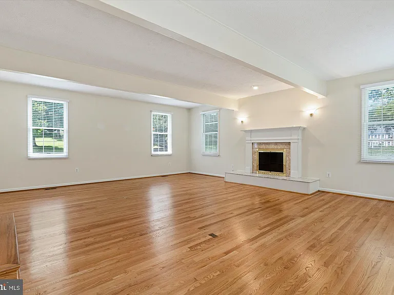 9708 Locust Hill Dr — Photo 6