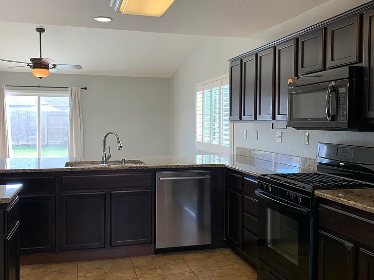 2423 W Corvina Ave — Photo 33
