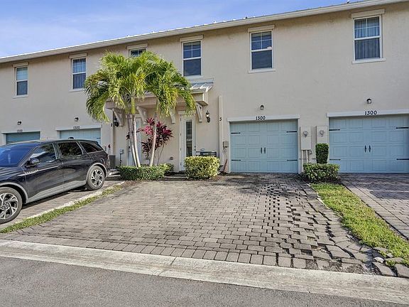2nd image of 1300 Eucalyptus Dr Unit 3