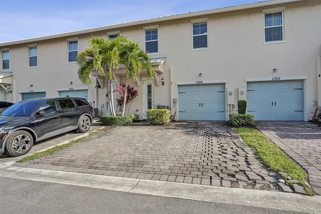 Building Photo - 1300 Eucalyptus Dr #3