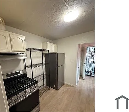 523 W 50th St — Photo 11
