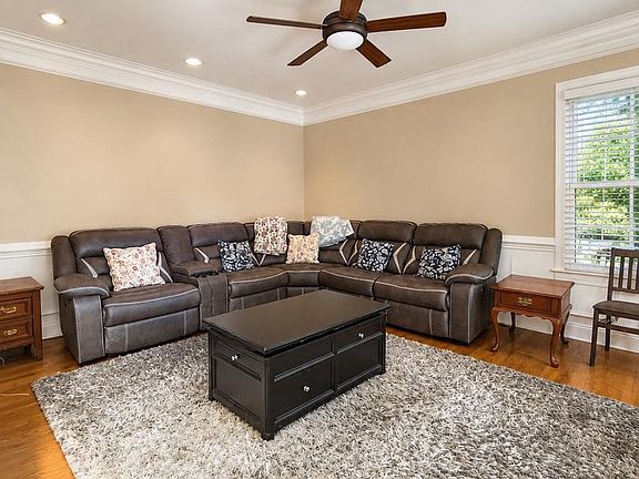 3rd image of 43100 Addlestone Pl