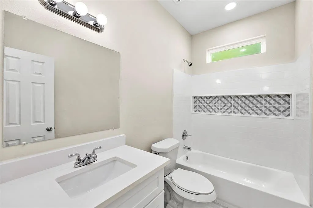 3 bed, 2.0 bath, 1130 sqft, $1,800 — Photo 4