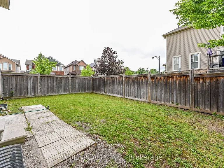 449 Tyrone Cres — Photo 6