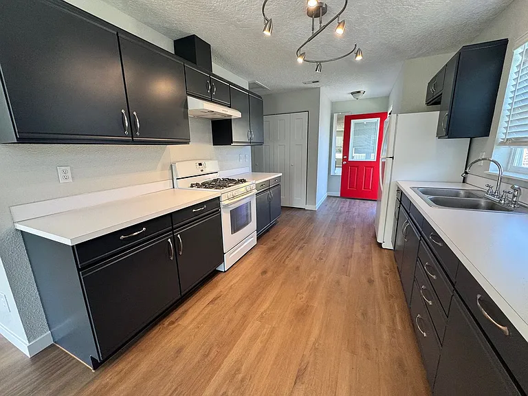 119 N 29th Pl — Photo 6