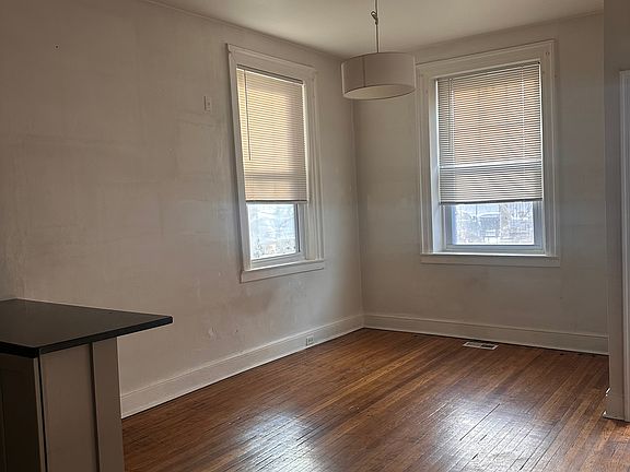 2nd image of 311-313 W King St APT 1