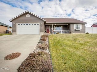 705 Cherry Ln, Grandview, WA