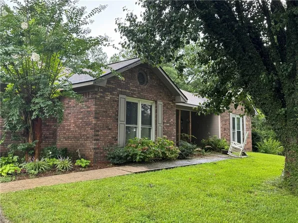 150 Laurel Wood Dr, Smiths Station, AL 36877