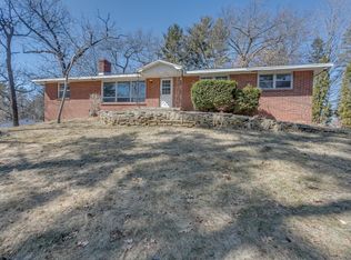 725 Forest Hill Dr, Green Bay, WI 54311