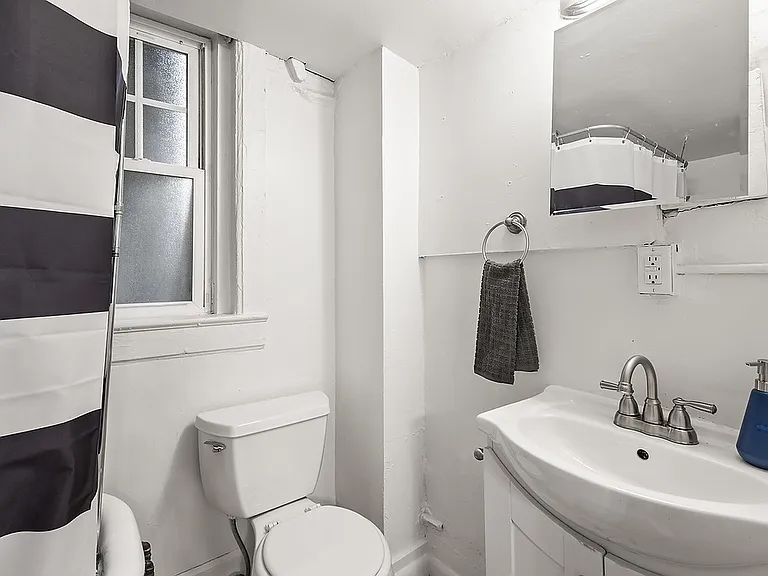 1236 N Pearl St — Photo 29