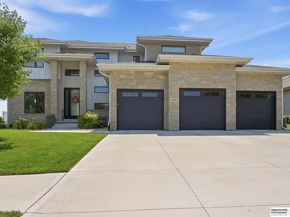 21519 Grover St, Valley, NE 68022