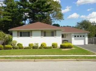 87 Victor St, Plainview, NY 11803