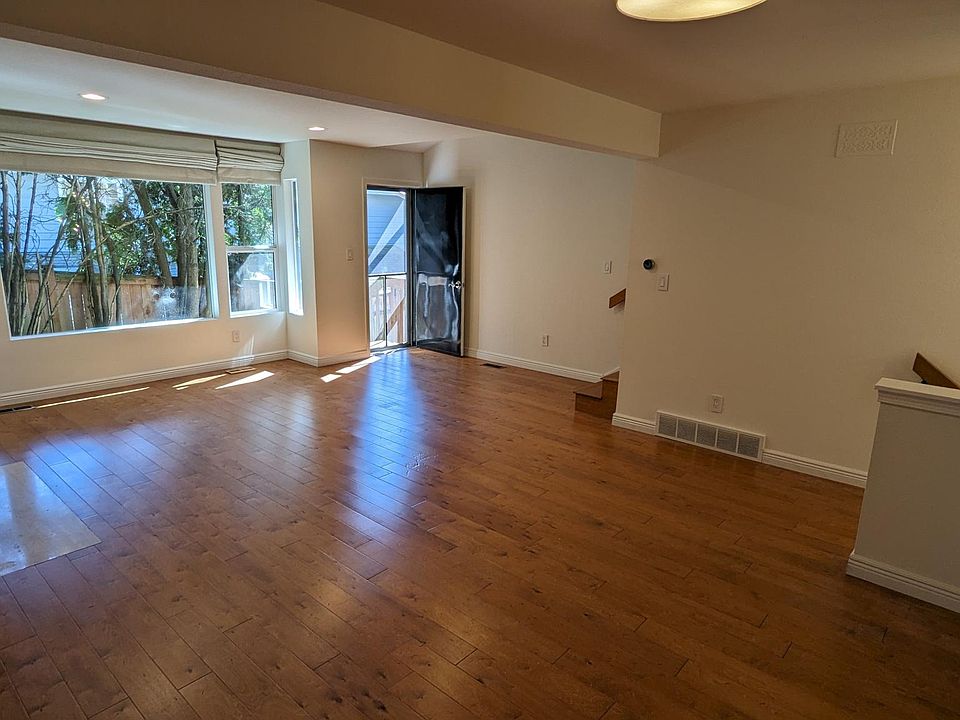 1st image of 1400 Bellevue Way SE APT 11