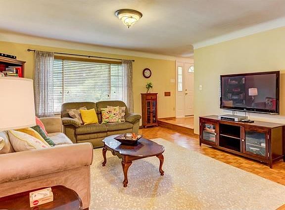 4th image of 8627 Green Springs Dr