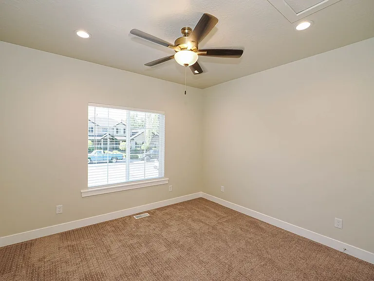 251 E 1280 N — Photo 34