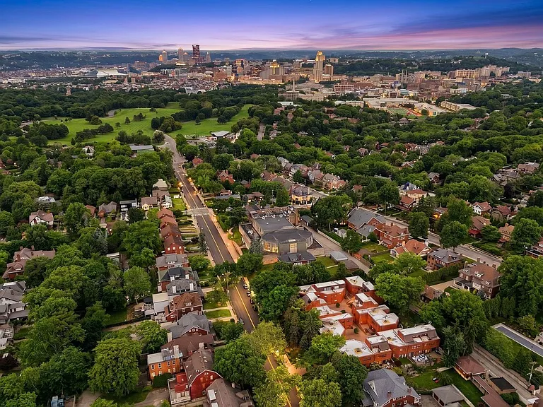 Ideal location in Squirrel Hill - walkable neighborhood, coffee shops, restaurants, library, Bob O'Connor golf course, Phipps conservatory, CMU, PITT, UPMC