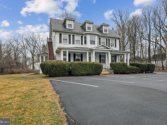2nd image of 707 N Hickory Ave