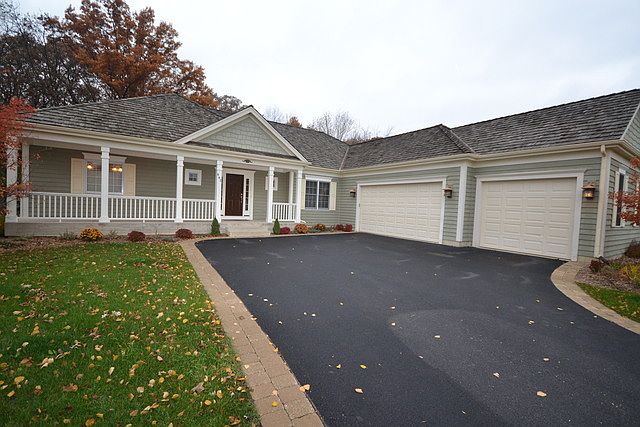 1st image of 592 Oxford Ln