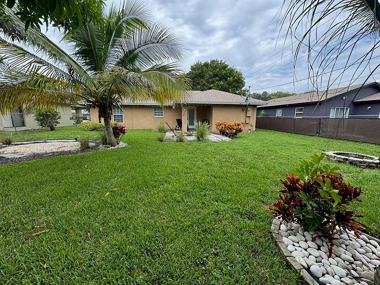147 NW 10th Ave — Photo 25