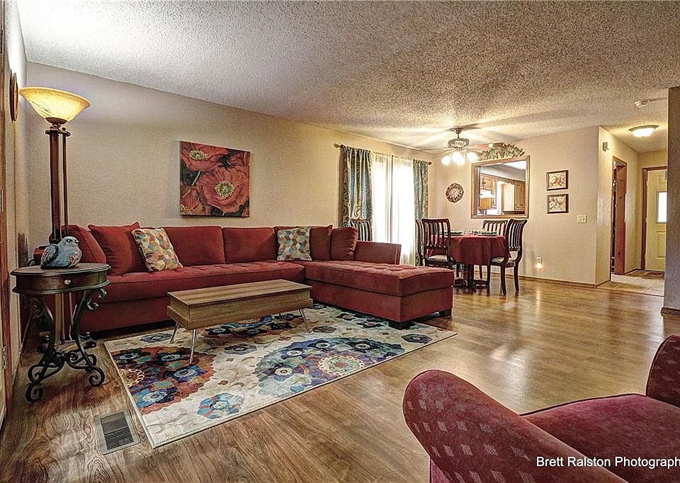 1st image of 10 Melinda Ln
