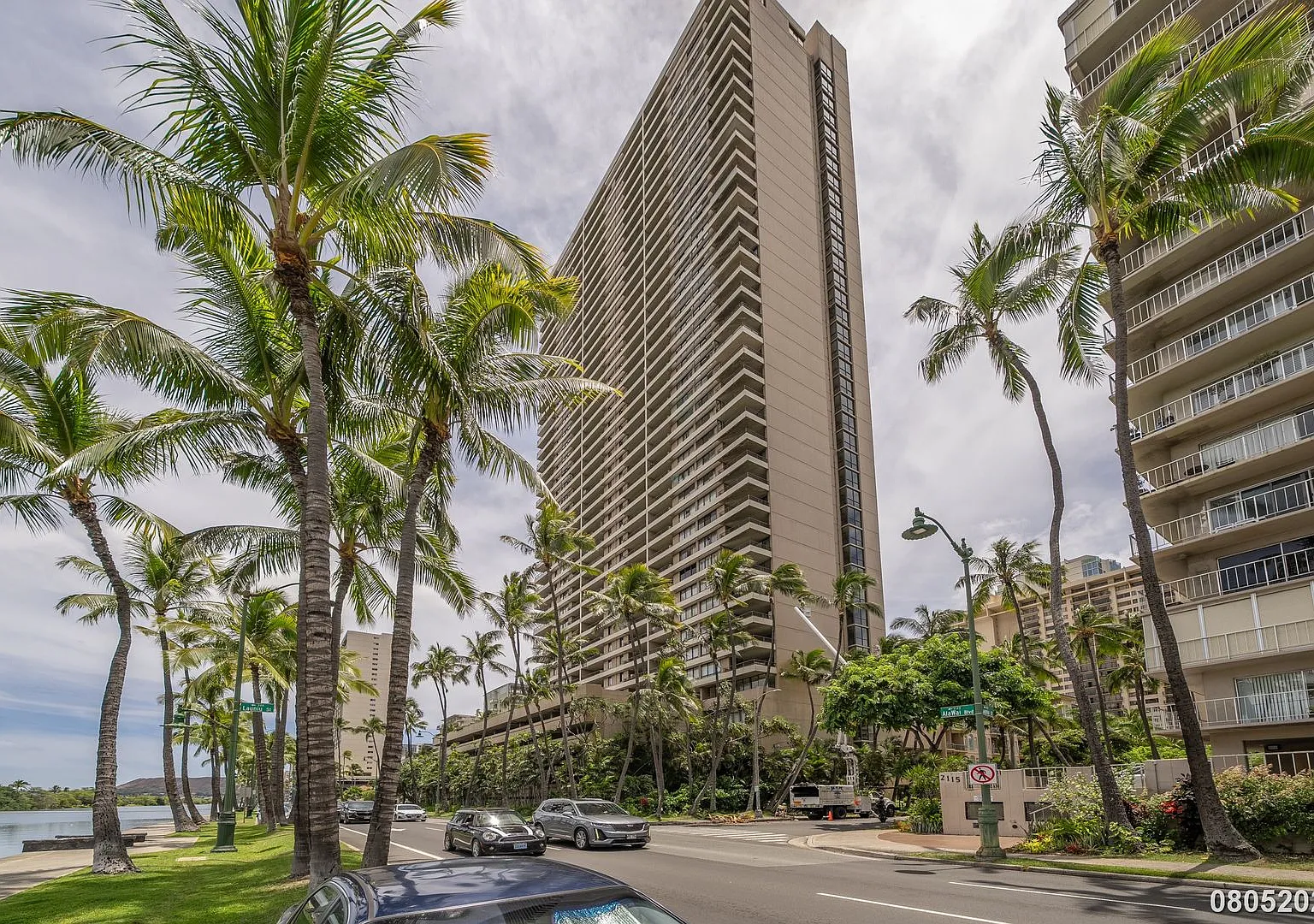 High-Floor 2-Bedroom in Waikiki Diamond Head & Ocean Views, Renovated Bath, In-Unit Laundry — Photo 1