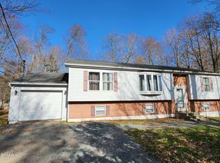 7571 Eagle Rock Dr, Tobyhanna, PA 18466