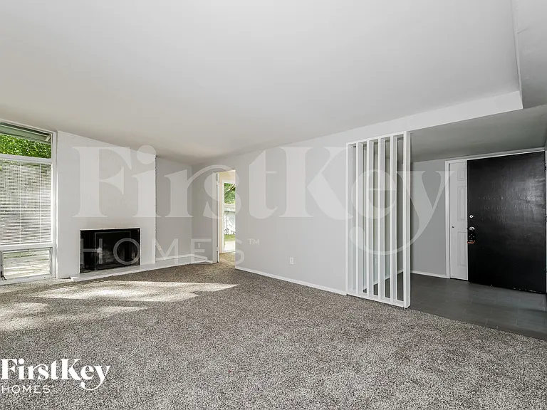 315 Holiday Hl — Photo 3