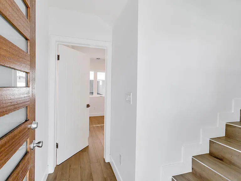 2518 Thurman Ave — Photo 2