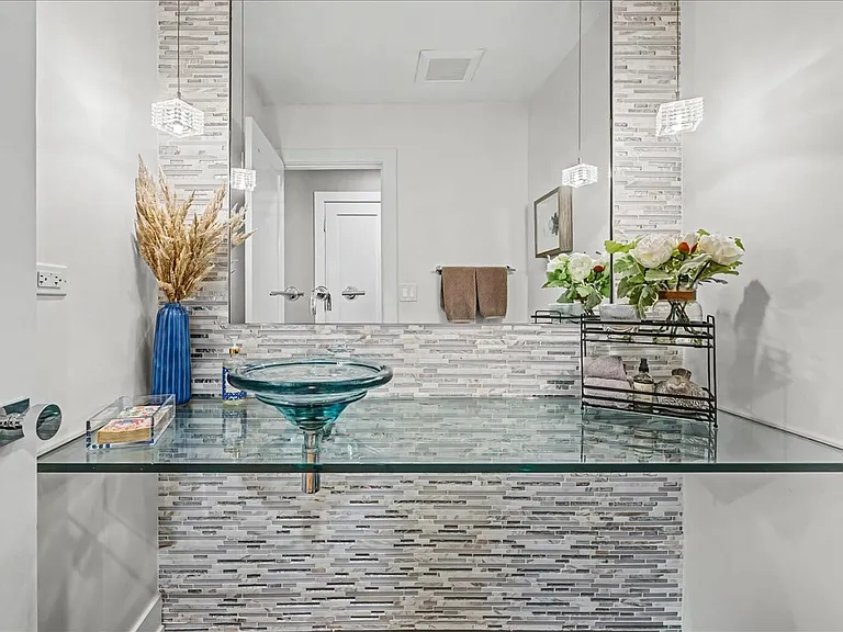 2076 Valley Lo Ln — Photo 10