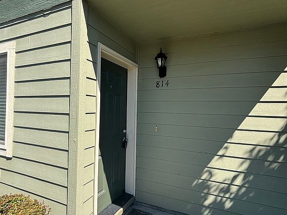2nd image of 814 SE 9th St