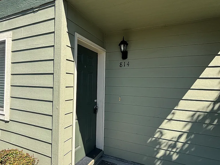 814 SE 9th St — Photo 2
