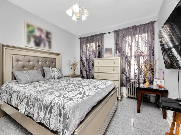 6018 Bleecker Street image 9 of 26