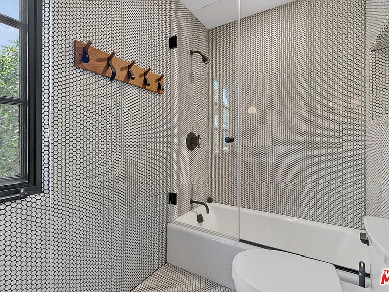 729 N Bedford Dr — Photo 35