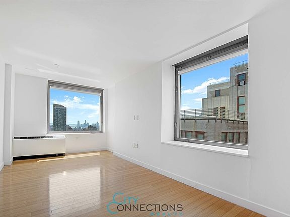 4th image of 100 W 39th St Unit Penthouse F