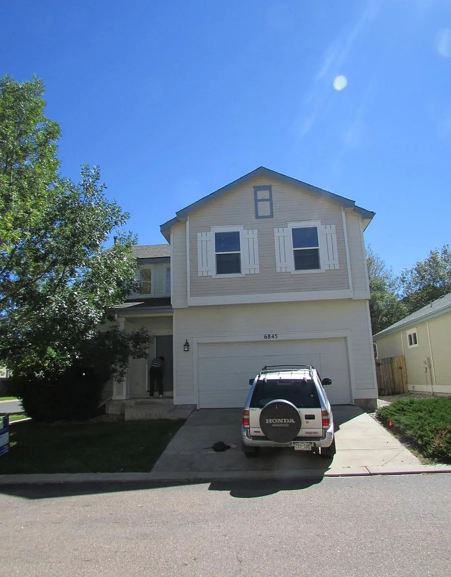 3 bed, 2.5 bath, 2012 sqft, $2,095 — Photo 1