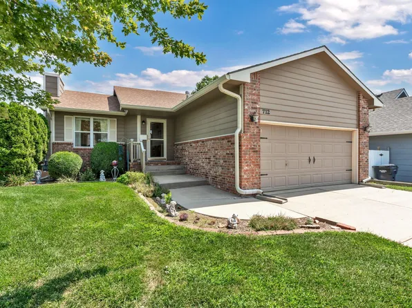 712 S Red Oaks Cir, Wichita, KS 67207